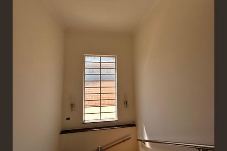 Casa à venda com 145m², 3 quartos e 2 vagas Casa à venda com 145m², 3 quartos e 2 vagasEscada