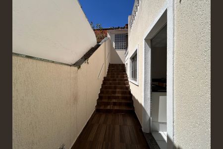 Casa à venda com 145m², 3 quartos e 2 vagas Casa à venda com 145m², 3 quartos e 2 vagasEscada