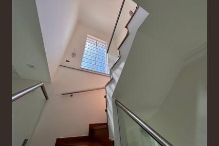 Casa à venda com 145m², 3 quartos e 2 vagas Casa à venda com 145m², 3 quartos e 2 vagasEscada