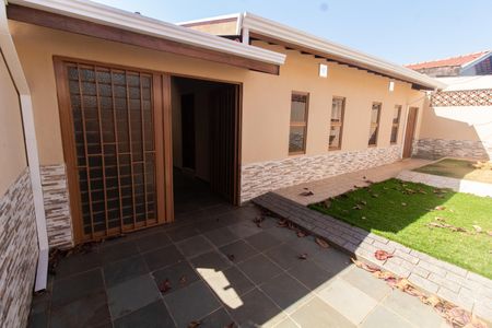 Casa à venda com 202m², 3 quartos e 6 vagas Casa à venda com 202m², 3 quartos e 6 vagasÁrea Externa