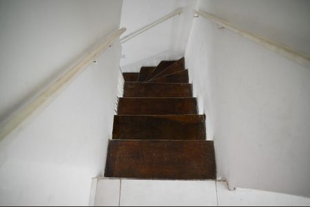 Casa à venda com 122m², 2 quartos e 1 vaga Casa à venda com 122m², 2 quartos e 1 vagaEscada
