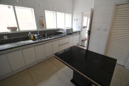 Casa à venda com 390m², 4 quartos e 4 vagasCozinha