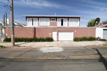 Casa à venda com 390m², 4 quartos e 4 vagasFachada