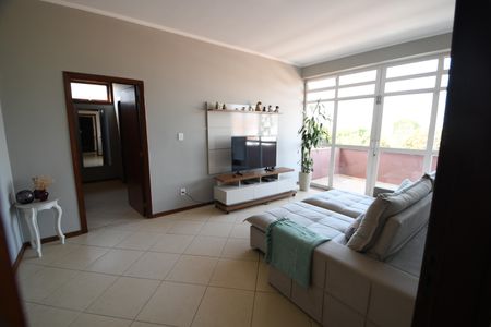 Casa à venda com 390m², 4 quartos e 4 vagasSala de TV