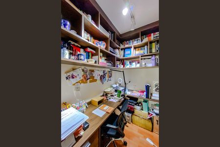 Apartamento à venda com 190m², 3 quartos e 3 vagas Apartamento à venda com 190m², 3 quartos e 3 vagasEscritório