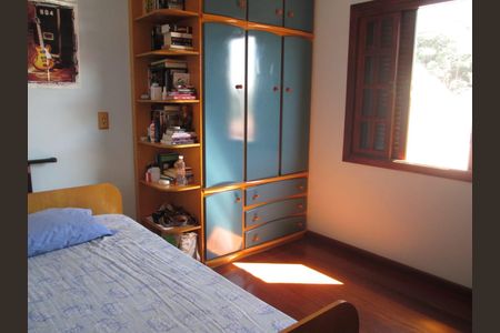 Casa à venda com 220m², 4 quartos e 3 vagas Casa à venda com 220m², 4 quartos e 3 vagasQuarto 4