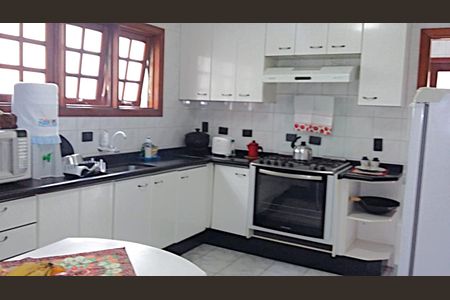 Casa à venda com 220m², 4 quartos e 3 vagas Casa à venda com 220m², 4 quartos e 3 vagasCozinha