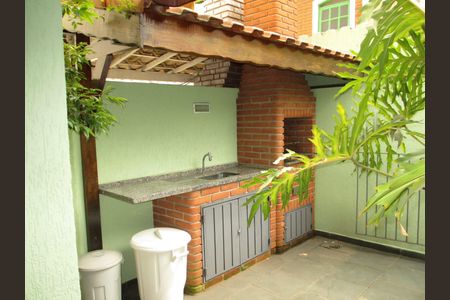 Casa à venda com 220m², 4 quartos e 3 vagas Casa à venda com 220m², 4 quartos e 3 vagasÁrea Externa - Churrasqueira