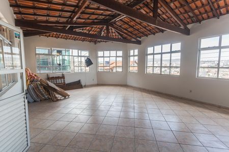 Casa à venda com 400m², 3 quartos e 2 vagas Casa à venda com 400m², 3 quartos e 2 vagasTerraço