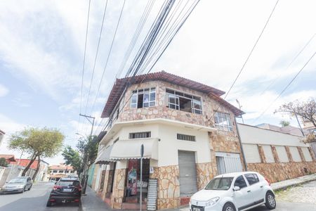 Casa à venda com 400m², 3 quartos e 2 vagas Casa à venda com 400m², 3 quartos e 2 vagasFachada