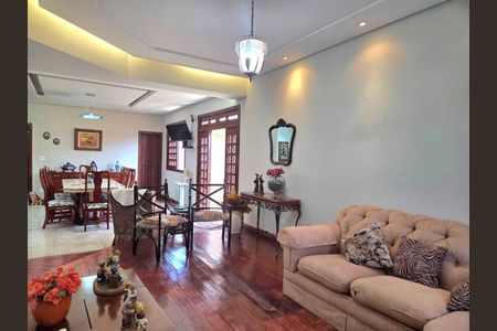 Casa à venda com 260m², 4 quartos e 4 vagas