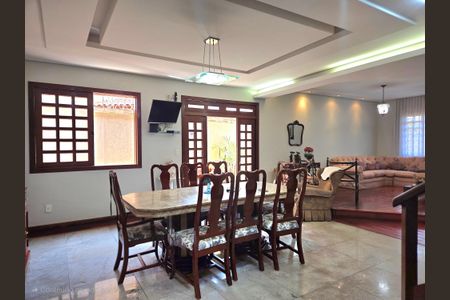 Casa à venda com 260m², 4 quartos e 4 vagas