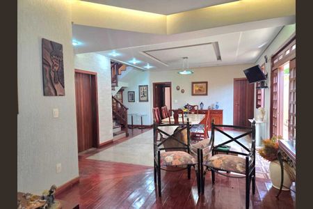 Casa à venda com 260m², 4 quartos e 4 vagas