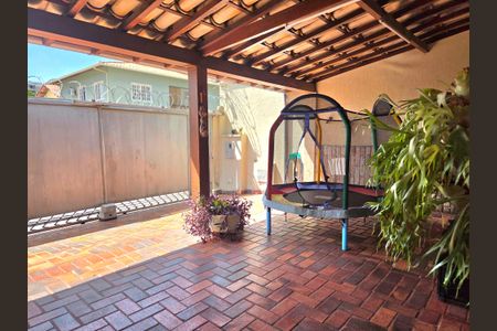 Casa à venda com 260m², 4 quartos e 4 vagas