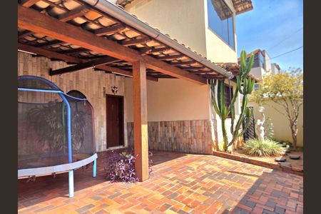 Casa à venda com 260m², 4 quartos e 4 vagas