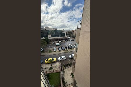 Apartamento à venda com 221m², 4 quartos e 3 vagas Apartamento à venda com 221m², 4 quartos e 3 vagasVista