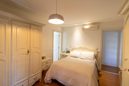 Casa de condomínio à venda com 632m², 4 quartos e 6 vagas Casa de condomínio à venda com 632m², 4 quartos e 6 vagasSuíte 2