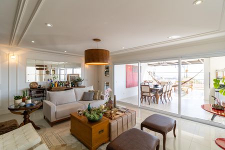 Casa de condomínio à venda com 632m², 4 quartos e 6 vagas Casa de condomínio à venda com 632m², 4 quartos e 6 vagasSala