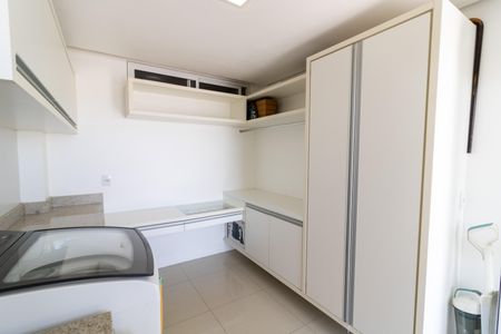 Casa de condomínio à venda com 632m², 4 quartos e 6 vagas Casa de condomínio à venda com 632m², 4 quartos e 6 vagasLavanderia