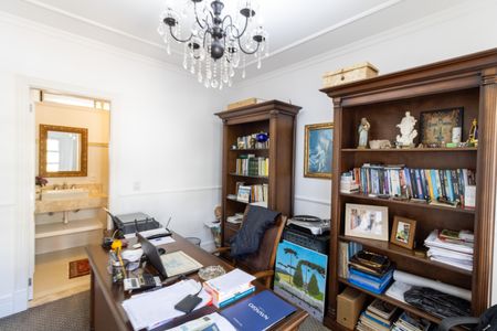 Casa de condomínio à venda com 632m², 4 quartos e 6 vagas Casa de condomínio à venda com 632m², 4 quartos e 6 vagasEscritório