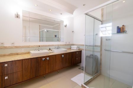 Casa de condomínio à venda com 632m², 4 quartos e 6 vagas Casa de condomínio à venda com 632m², 4 quartos e 6 vagasBanheiro da Suíte 1