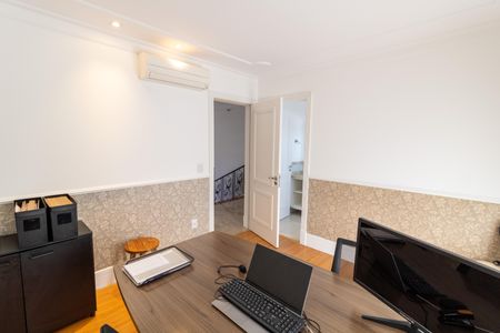 Casa de condomínio à venda com 632m², 4 quartos e 6 vagas Casa de condomínio à venda com 632m², 4 quartos e 6 vagasSuíte 4