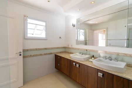 Casa de condomínio à venda com 632m², 4 quartos e 6 vagas Casa de condomínio à venda com 632m², 4 quartos e 6 vagasBanheiro da Suíte 1