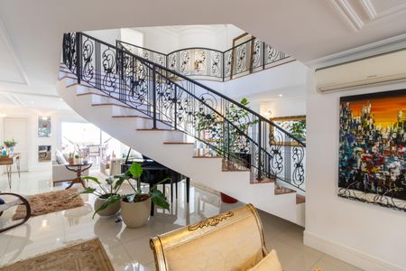 Casa de condomínio à venda com 632m², 4 quartos e 6 vagas Casa de condomínio à venda com 632m², 4 quartos e 6 vagasSala