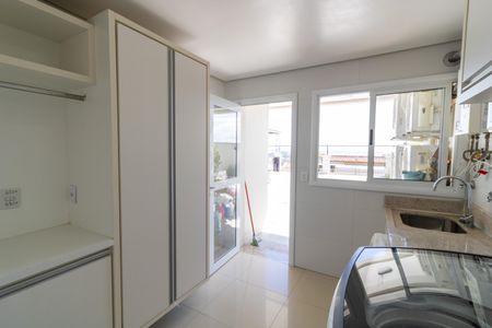 Casa de condomínio à venda com 632m², 4 quartos e 6 vagas Casa de condomínio à venda com 632m², 4 quartos e 6 vagasLavanderia