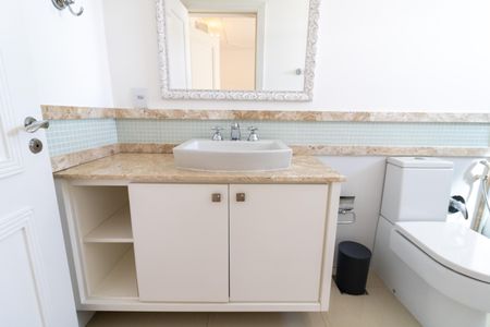 Casa de condomínio à venda com 632m², 4 quartos e 6 vagas Casa de condomínio à venda com 632m², 4 quartos e 6 vagasBanheiro da Suíte 4