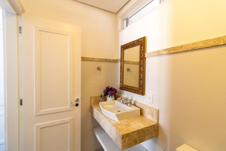 Casa de condomínio à venda com 632m², 4 quartos e 6 vagas Casa de condomínio à venda com 632m², 4 quartos e 6 vagasBanheiro