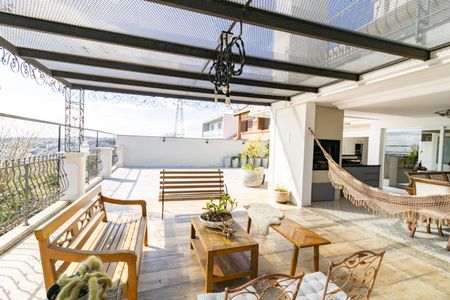 Casa de condomínio à venda com 632m², 4 quartos e 6 vagas Casa de condomínio à venda com 632m², 4 quartos e 6 vagasQuintal