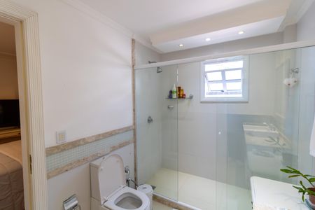 Casa de condomínio à venda com 632m², 4 quartos e 6 vagas Casa de condomínio à venda com 632m², 4 quartos e 6 vagasBanheiro da Suíte 2