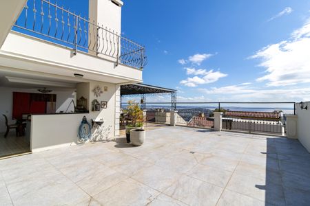 Casa de condomínio à venda com 632m², 4 quartos e 6 vagas Casa de condomínio à venda com 632m², 4 quartos e 6 vagasQuintal