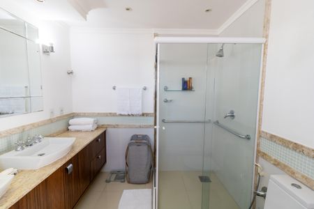 Casa de condomínio à venda com 632m², 4 quartos e 6 vagas Casa de condomínio à venda com 632m², 4 quartos e 6 vagasBanheiro da Suíte 1