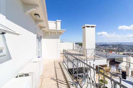 Casa de condomínio à venda com 632m², 4 quartos e 6 vagas Casa de condomínio à venda com 632m², 4 quartos e 6 vagasVaranda