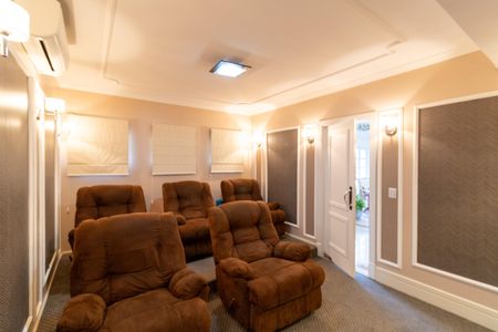 Casa de condomínio à venda com 632m², 4 quartos e 6 vagas Casa de condomínio à venda com 632m², 4 quartos e 6 vagasSala de TV