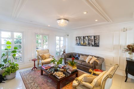 Casa de condomínio à venda com 632m², 4 quartos e 6 vagas Casa de condomínio à venda com 632m², 4 quartos e 6 vagasSala