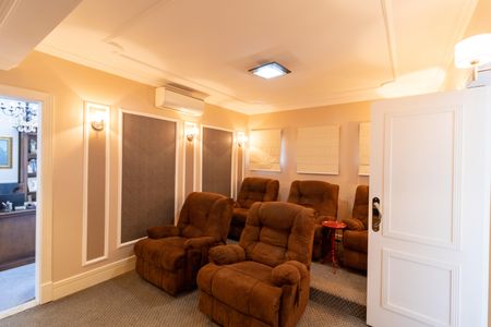 Casa de condomínio à venda com 632m², 4 quartos e 6 vagas Casa de condomínio à venda com 632m², 4 quartos e 6 vagasSala de TV