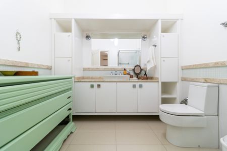 Casa de condomínio à venda com 632m², 4 quartos e 6 vagas Casa de condomínio à venda com 632m², 4 quartos e 6 vagasBanheiro da Suíte 3