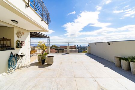 Casa de condomínio à venda com 632m², 4 quartos e 6 vagas Casa de condomínio à venda com 632m², 4 quartos e 6 vagasQuintal