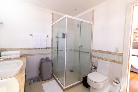 Casa de condomínio à venda com 632m², 4 quartos e 6 vagas Casa de condomínio à venda com 632m², 4 quartos e 6 vagasBanheiro da Suíte 1