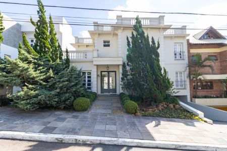 Casa de condomínio à venda com 632m², 4 quartos e 6 vagas Casa de condomínio à venda com 632m², 4 quartos e 6 vagasFachada