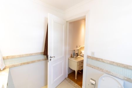 Casa de condomínio à venda com 632m², 4 quartos e 6 vagas Casa de condomínio à venda com 632m², 4 quartos e 6 vagasBanheiro da Suíte 2