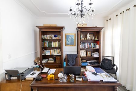 Casa de condomínio à venda com 632m², 4 quartos e 6 vagas Casa de condomínio à venda com 632m², 4 quartos e 6 vagasEscritório