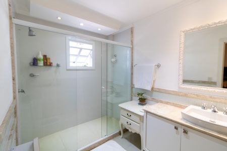 Casa de condomínio à venda com 632m², 4 quartos e 6 vagas Casa de condomínio à venda com 632m², 4 quartos e 6 vagasBanheiro da Suíte 2