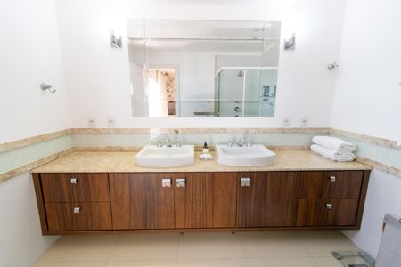 Casa de condomínio à venda com 632m², 4 quartos e 6 vagas Casa de condomínio à venda com 632m², 4 quartos e 6 vagasBanheiro da Suíte 1