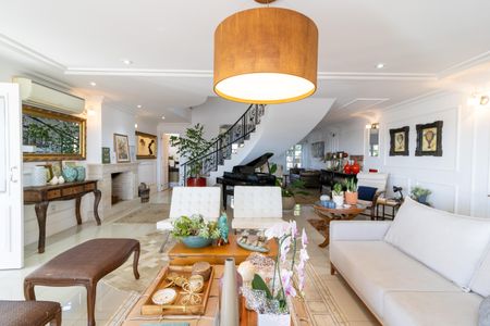 Casa de condomínio à venda com 632m², 4 quartos e 6 vagas Casa de condomínio à venda com 632m², 4 quartos e 6 vagasSala