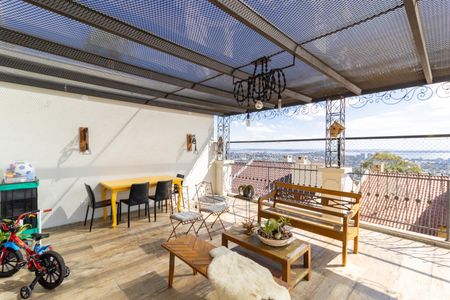 Casa de condomínio à venda com 632m², 4 quartos e 6 vagas Casa de condomínio à venda com 632m², 4 quartos e 6 vagasQuintal