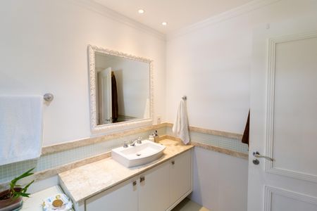 Casa de condomínio à venda com 632m², 4 quartos e 6 vagas Casa de condomínio à venda com 632m², 4 quartos e 6 vagasBanheiro da Suíte 2